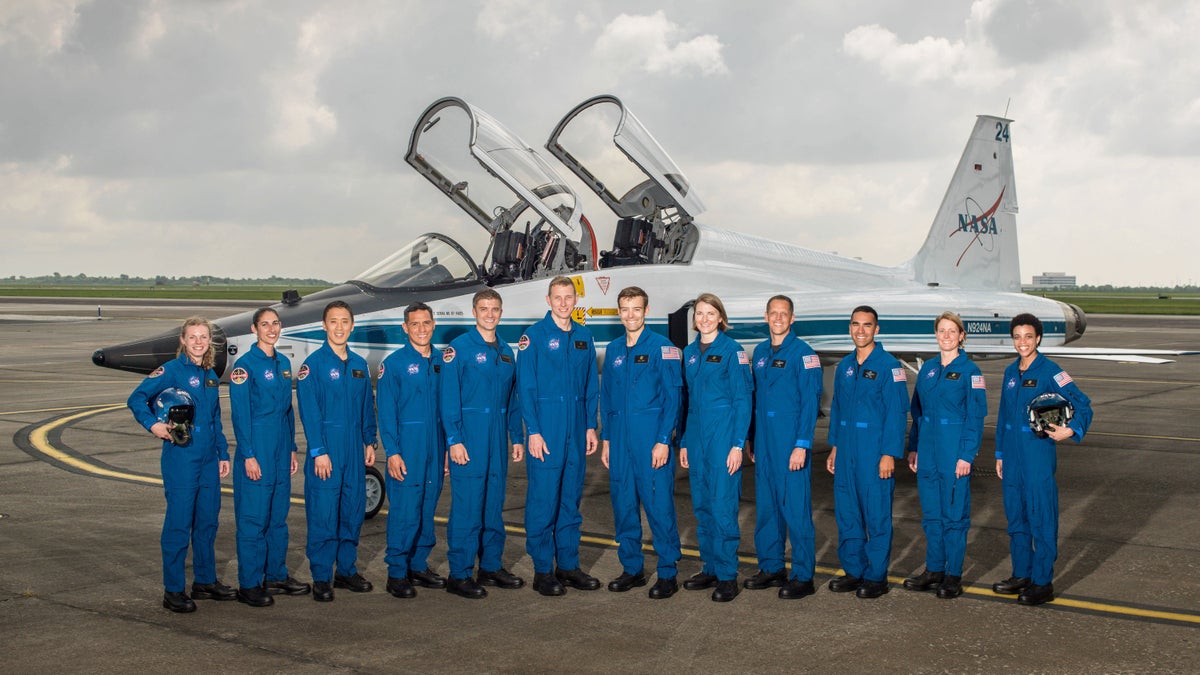 La classe d'astronautes de la NASA 2017 au Johnson Space Center de Houston.  Moghbeli est deuxième à partir de la gauche.  (Robert Markowitz / NASA via AP)
