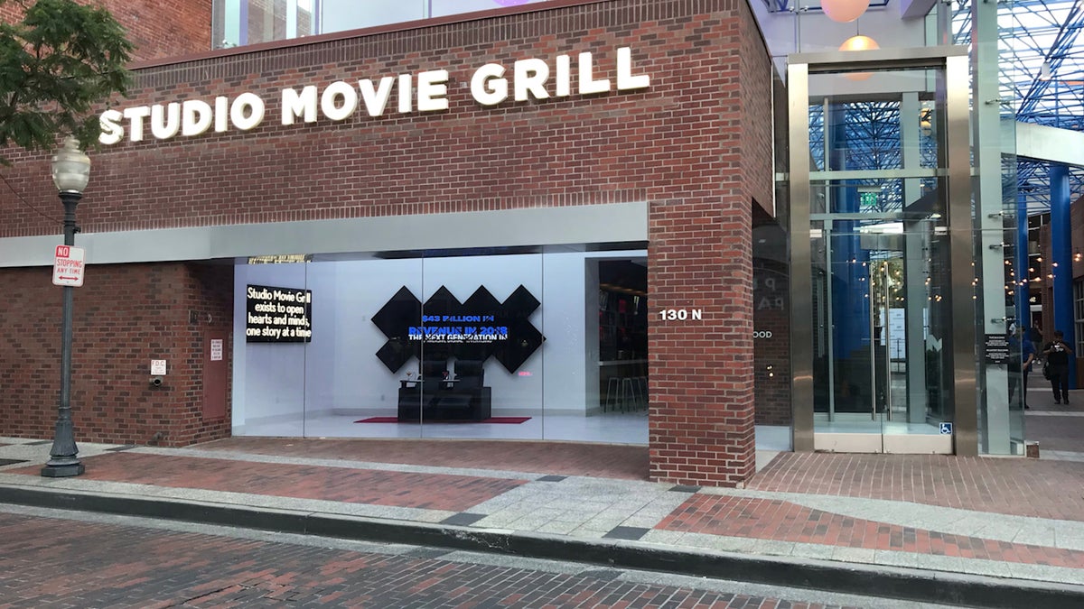 'Studio Movie Grill' Takes Dinner and a Show to a Whole New Level
