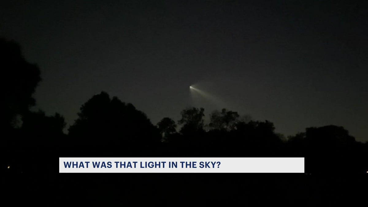 La traînée de vapeur d’une fusée Space X Falcon 9 apparaît au-dessus du ciel du New Jersey
