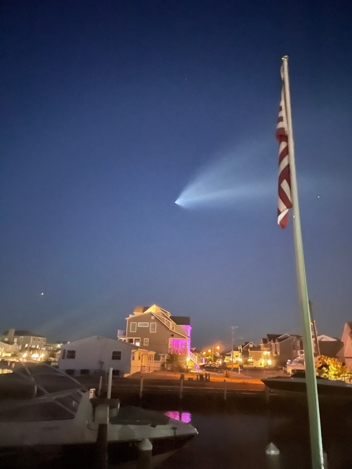 Urma de vapori a unei rachete SpaceX Falcon 9 peste râul Toms.  Imagine prin amabilitatea perechii de spectatori News 12, privitoarea din New Jersey, Michelle Arusha.