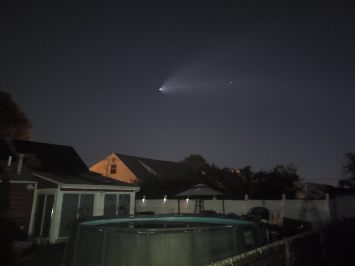 Stopa páry rakety SpaceX Falcon 9 nad Cartartem.  Obrázek se svolením diváka News 12 New Jersey divák Joanne Best Pollman.