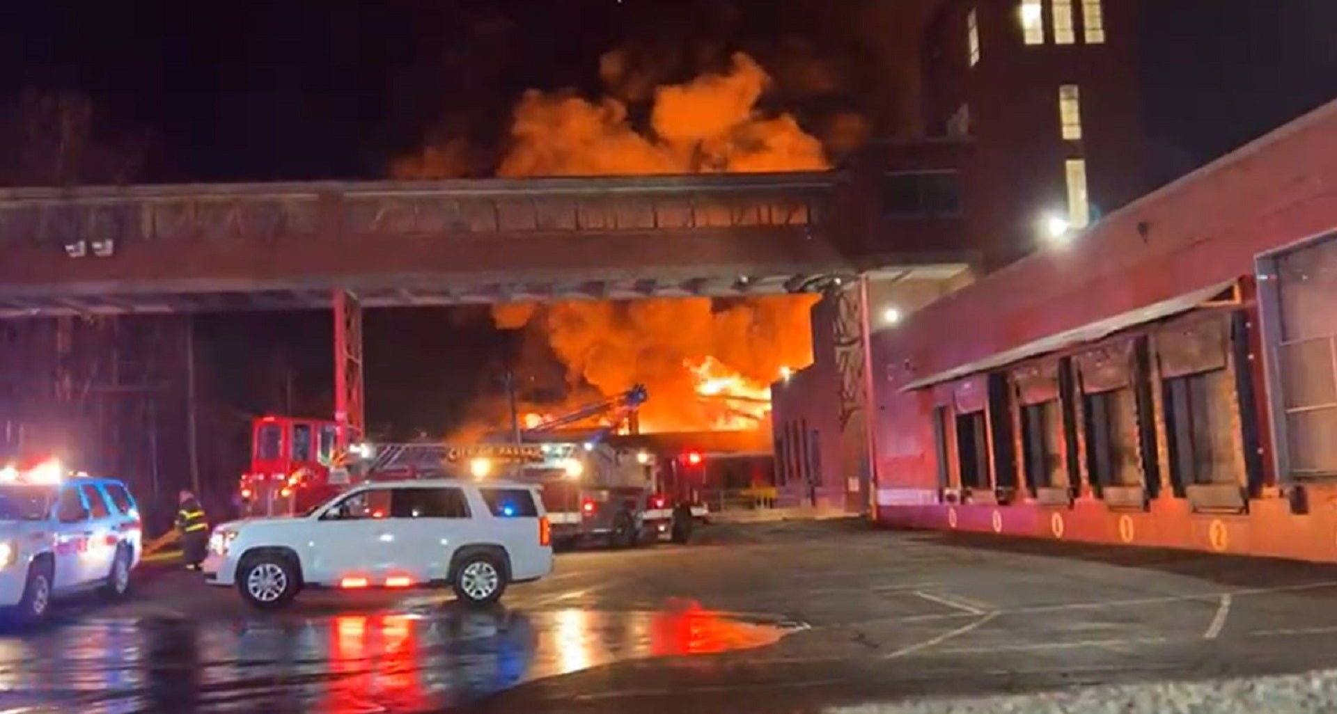 Besatzungen bekämpfen massives 11-Alarm-Feuer in der Chemiefabrik in Passaic