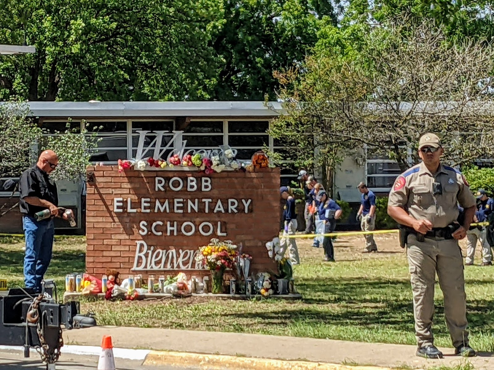 Law enforcement remained on the scene at Robb Elementary School in Uvalde, Tex., where tributes poured in from around the community. May 25, 2022 (Photo credit: Megan Pratz)