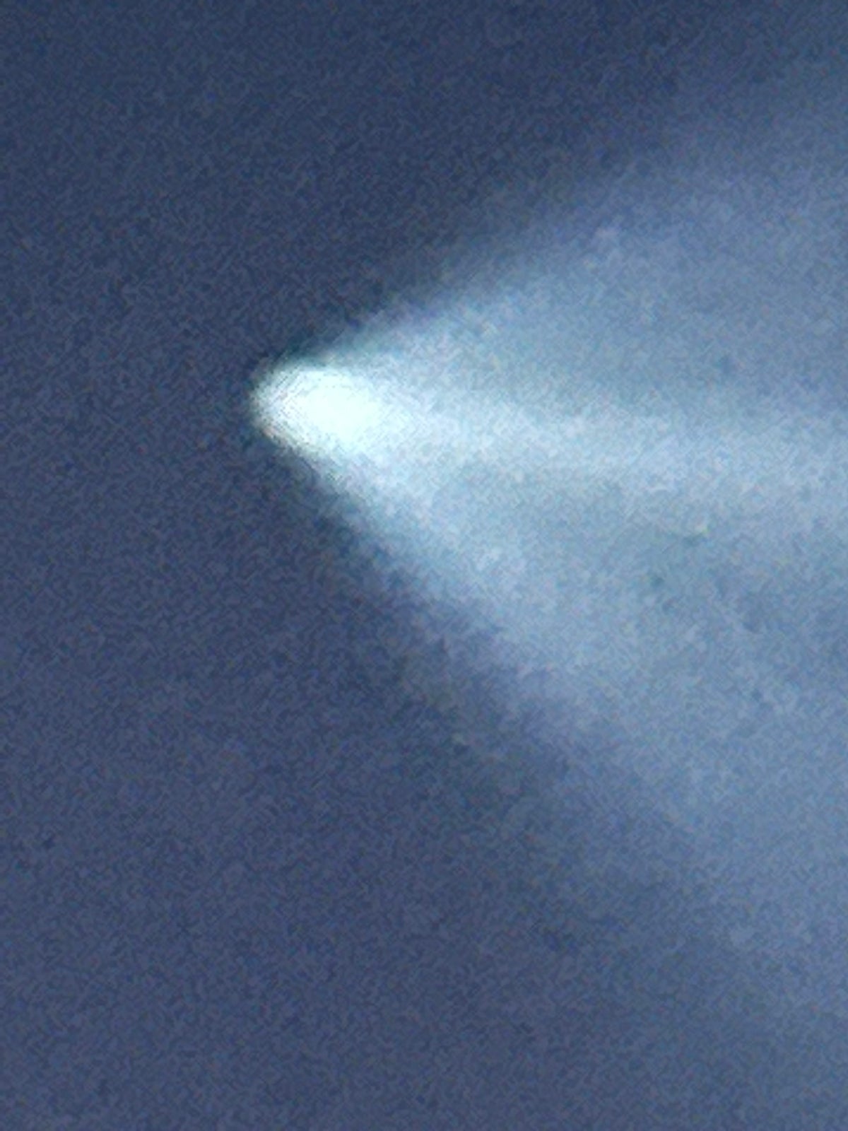 Urma de vapori a unei rachete SpaceX Falcon 9 peste Marlboro.  Fotografie oferită de Virginia Klein Viewer, News 12 New Jersey.
